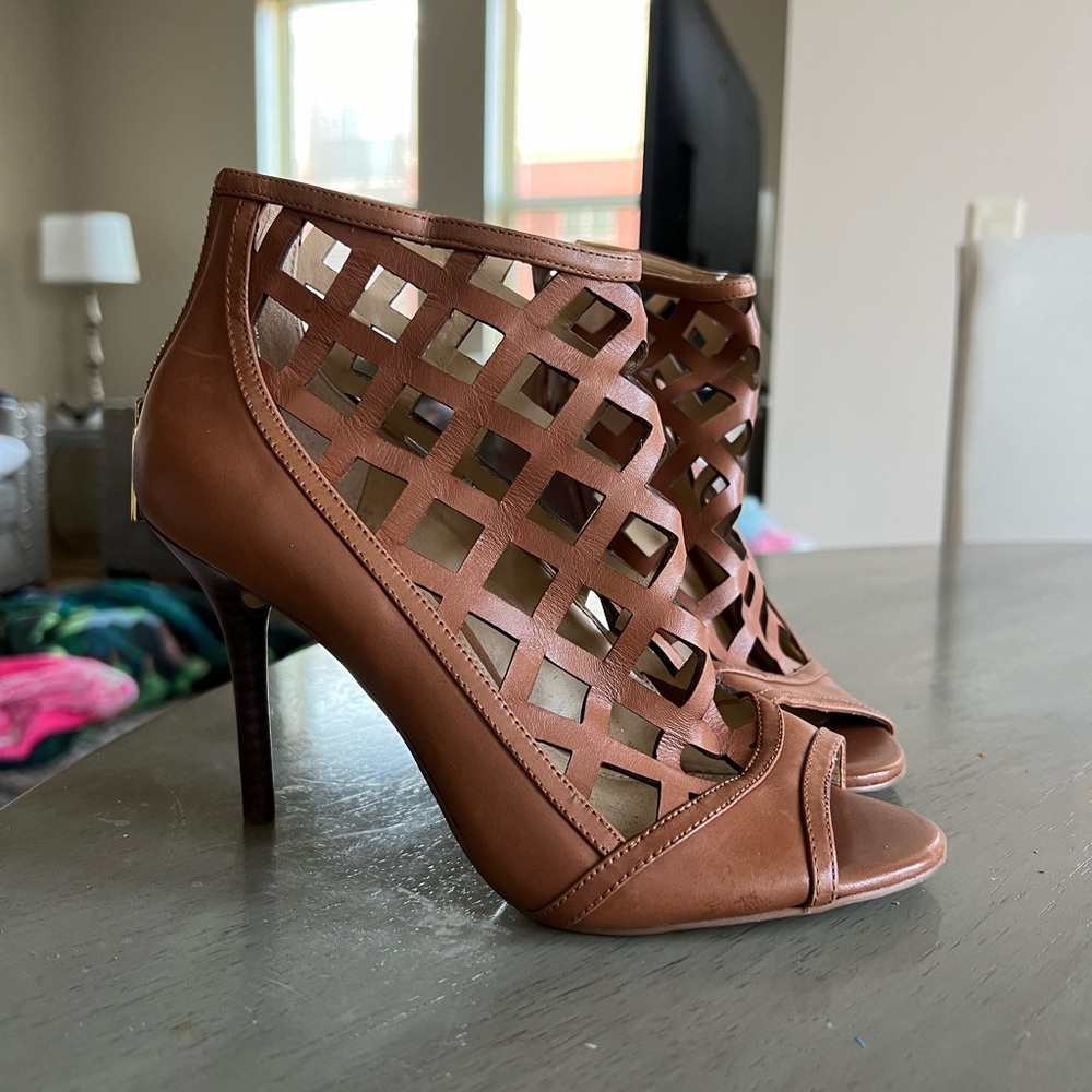 Color: Brown/tan, leather